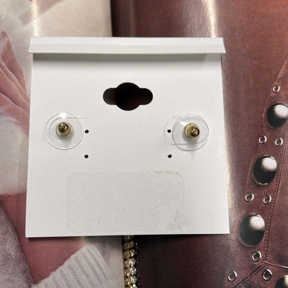 BNWT NATASHA 4” LONG THIN ROW OF CRYSTALS WITH A FAUX 6MM PEARL BOTTOM EARRINGS - Picture 6 of 6